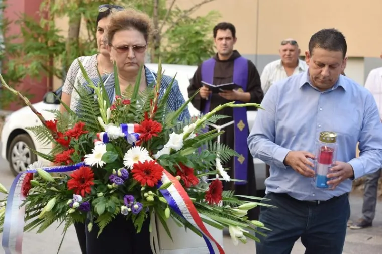Knin - Povodom Dana pobjede u Kninu, gradske vlasti i braniteljske udruge položili vijence na lokacijama koje su obilježile domovinski rat u Zvonimirovu gradu.