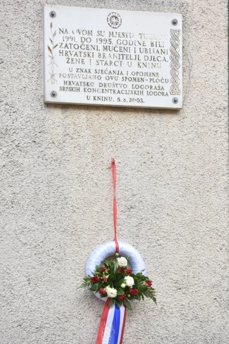 Knin: Povodom Dana pobjede položeni su vijenci na raznim lokacijama u gradu