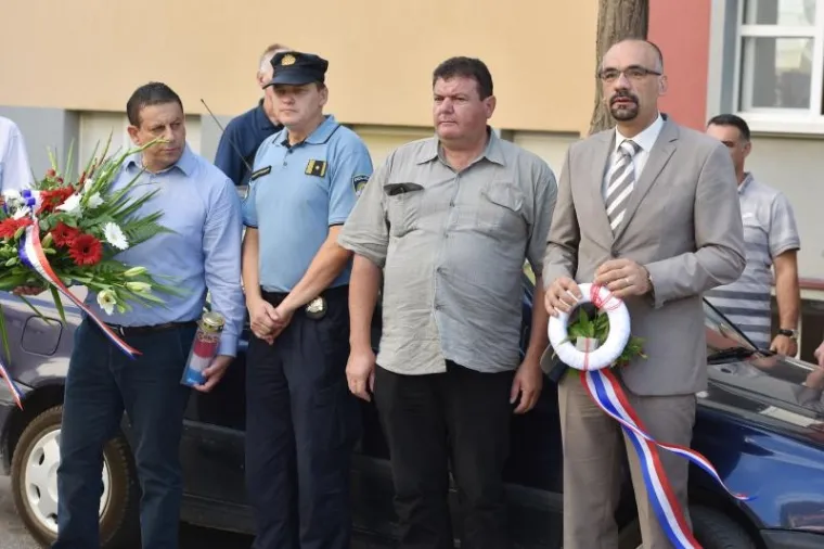 Knin: Povodom Dana pobjede položeni su vijenci na raznim lokacijama u gradu