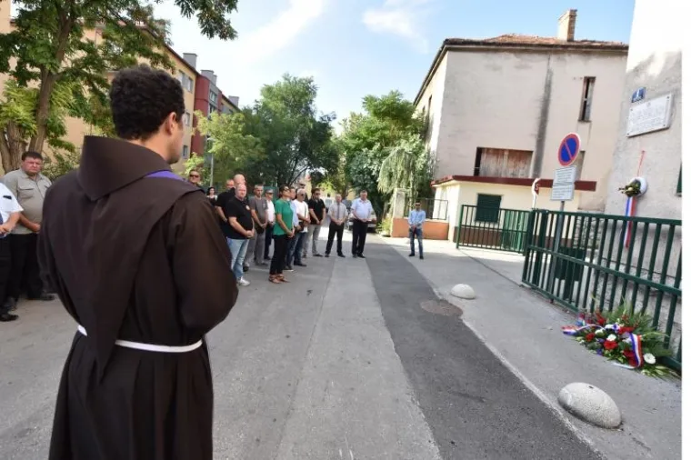 Knin: Povodom Dana pobjede položeni su vijenci na raznim lokacijama u gradu