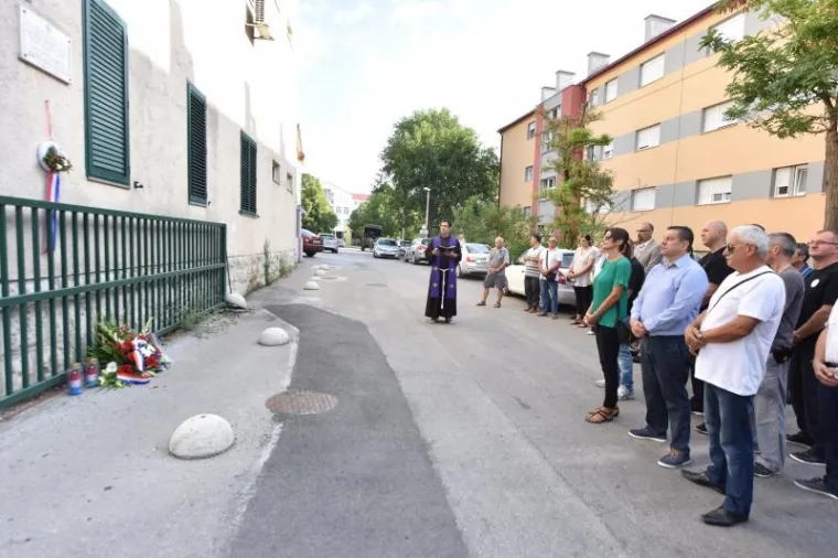 Knin: Povodom Dana pobjede položeni su vijenci na raznim lokacijama u gradu