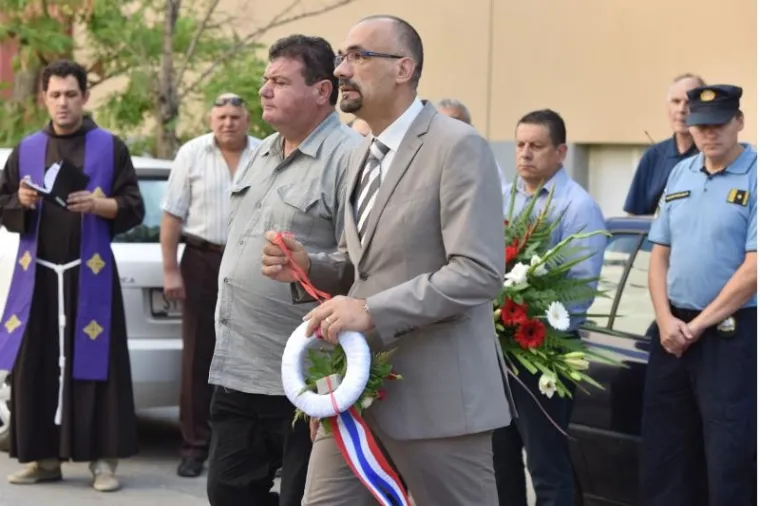 Knin: Povodom Dana pobjede položeni su vijenci na raznim lokacijama u gradu
