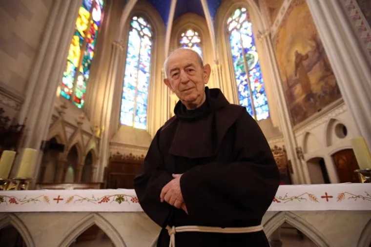 Fra Bonaventura Duda, ugledni franjevac koji je 1967. godine uz suradnju fra Jerka Fućaka, knjževnika Juru Ka&scaron;telana i Josipa Tabaka radio na prijevodu Biblije na Hrvatski jezik, preminuo je u 94. godini.