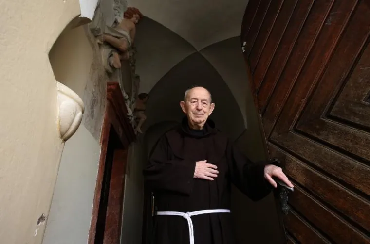 Fra Bonaventura Duda, ugledni franjevac koji je 1967. godine uz suradnju fra Jerka Fućaka, knjževnika Juru Ka&scaron;telana i Josipa Tabaka radio na prijevodu Biblije na Hrvatski jezik, preminuo je u 94. godini.