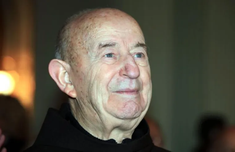 Fra Bonaventura Duda, ugledni franjevac koji je 1967. godine uz suradnju fra Jerka Fućaka, knjževnika Juru Ka&scaron;telana i Josipa Tabaka radio na prijevodu Biblije na Hrvatski jezik, preminuo je u 94. godini.