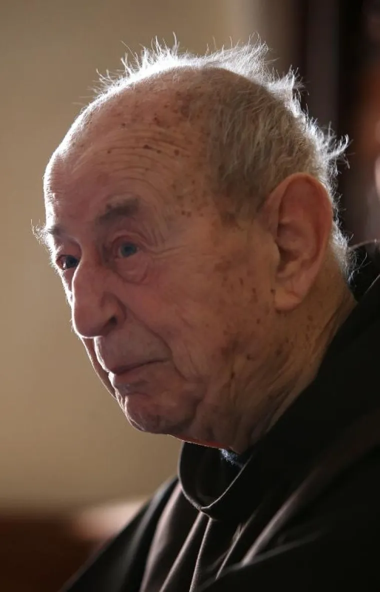 Fra Bonaventura Duda, ugledni franjevac koji je 1967. godine uz suradnju fra Jerka Fućaka, knjževnika Juru Ka&scaron;telana i Josipa Tabaka radio na prijevodu Biblije na Hrvatski jezik, preminuo je u 94. godini.