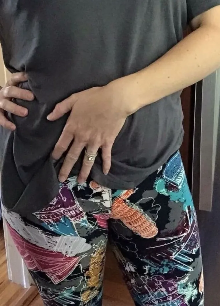 Cvjetna haljina, moderne tajice ili pak majica koju vam je od srca poklonila baka, vjerojatno su među omiljenim komadima odjeće u va&scaron;im ormarima. A &scaron;to kada igrom slučaja ispadne da haljina ima cvijet na vrlo nezgodnom mjestu, da BJ nisu incijali imena omiljenog bakinog unuka, nego engleska kratica za akciju koja spada u filmove s oznakom + 18 ili kada uz tajice dobijete jo&scaron; ne&scaron;to? Imate li hraborsti na&scaron;aliti se na svoj račun i odjenuti spomenute komade?