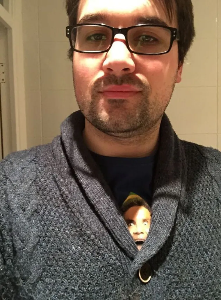 Cvjetna haljina, moderne tajice ili pak majica koju vam je od srca poklonila baka, vjerojatno su među omiljenim komadima odjeće u va&scaron;im ormarima. A &scaron;to kada igrom slučaja ispadne da haljina ima cvijet na vrlo nezgodnom mjestu, da BJ nisu incijali imena omiljenog bakinog unuka, nego engleska kratica za akciju koja spada u filmove s oznakom + 18 ili kada uz tajice dobijete jo&scaron; ne&scaron;to? Imate li hraborsti na&scaron;aliti se na svoj račun i odjenuti spomenute komade?