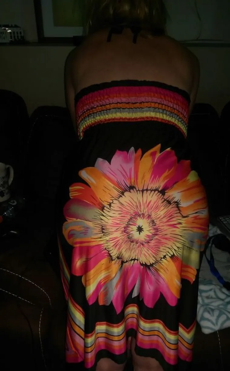 Cvjetna haljina, moderne tajice ili pak majica koju vam je od srca poklonila baka, vjerojatno su među omiljenim komadima odjeće u va&scaron;im ormarima. A &scaron;to kada igrom slučaja ispadne da haljina ima cvijet na vrlo nezgodnom mjestu, da BJ nisu incijali imena omiljenog bakinog unuka, nego engleska kratica za akciju koja spada u filmove s oznakom + 18 ili kada uz tajice dobijete jo&scaron; ne&scaron;to? Imate li hraborsti na&scaron;aliti se na svoj račun i odjenuti spomenute komade?