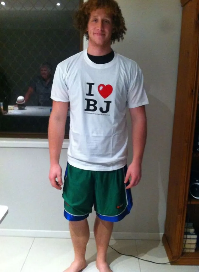 Cvjetna haljina, moderne tajice ili pak majica koju vam je od srca poklonila baka, vjerojatno su među omiljenim komadima odjeće u va&scaron;im ormarima. A &scaron;to kada igrom slučaja ispadne da haljina ima cvijet na vrlo nezgodnom mjestu, da BJ nisu incijali imena omiljenog bakinog unuka, nego engleska kratica za akciju koja spada u filmove s oznakom + 18 ili kada uz tajice dobijete jo&scaron; ne&scaron;to? Imate li hraborsti na&scaron;aliti se na svoj račun i odjenuti spomenute komade?