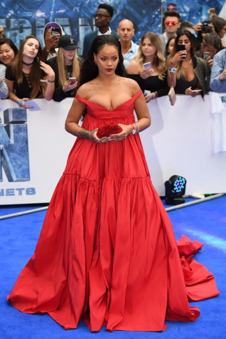 Rihanna se na europskoj premijeri filma Valerian i grad tisuću planeta pojavila u ovoj raskošnoj crvenoj haljini (i, naravno, zablistala)