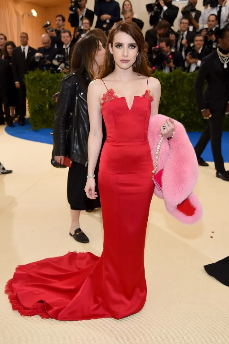 I glumica Emma Roberts za Met Gala večer bira crvenu boju (i izgleda apsolutno prekrasno u ovoj dugoj, svilenoj haljini)