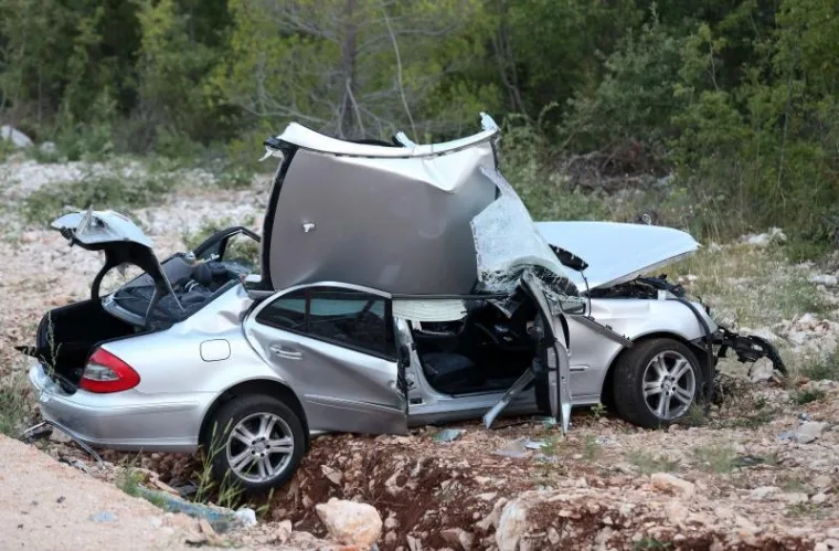 U te&scaron;kom sudaru dva mercedesa na vodičkoj obilaznici jedna osoba je poginula, a najmanje petoro ozlijeđeno.
Te&scaron;ka prometna nesreća se dogodila ne&scaron;to poslije 18,30 sati. Automobili su zagrebačkih i zadarskih registracija.