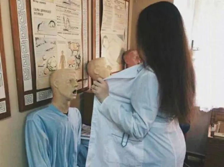 A &Scaron;TO RADE VA&Scaron;E KOLEGICE? Vruće im je i dosadno pa jedino &scaron;to im preostaje je da se slikaju gole