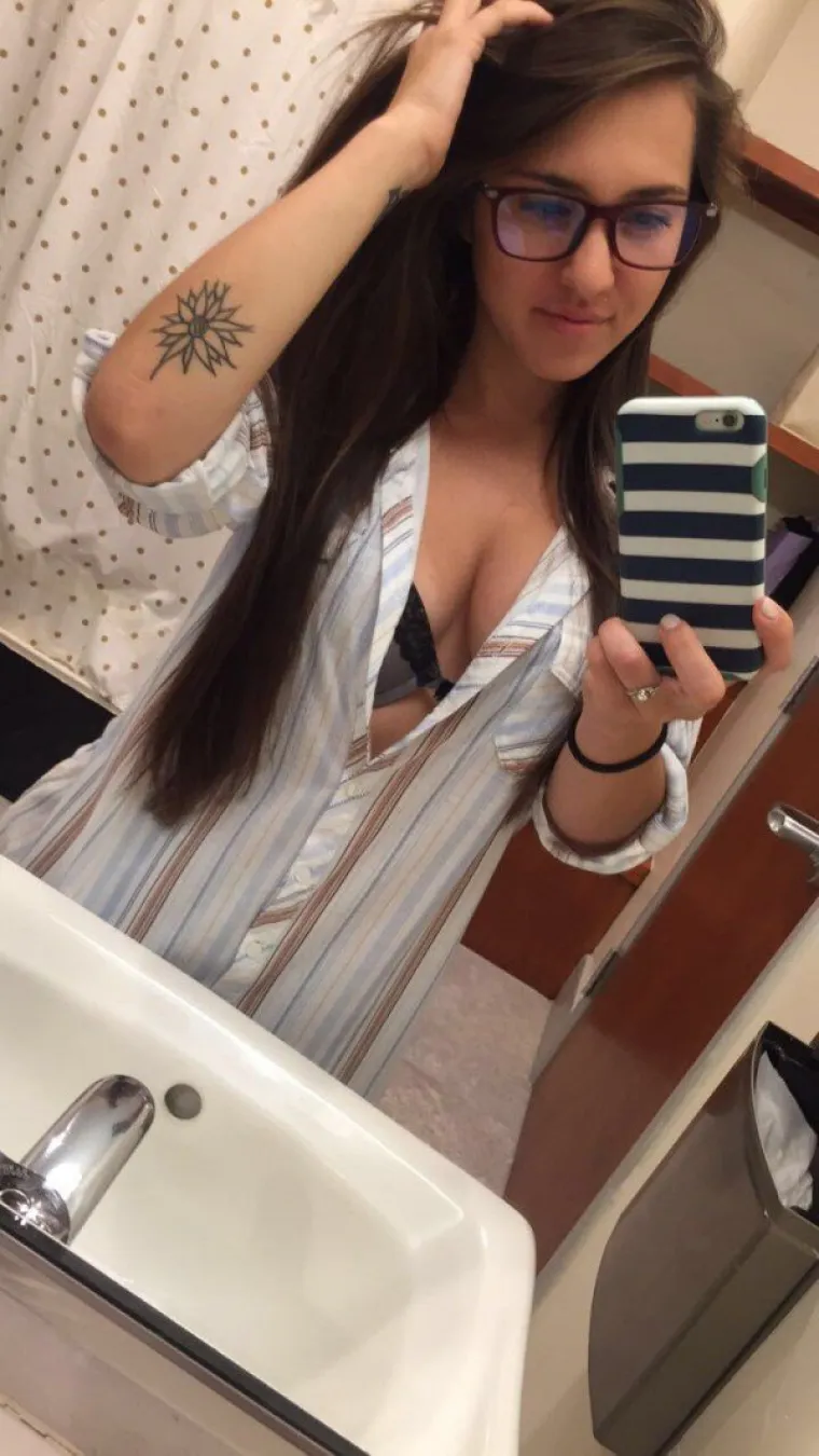 A &Scaron;TO RADE VA&Scaron;E KOLEGICE? Vruće im je i dosadno pa jedino &scaron;to im preostaje je da se slikaju gole