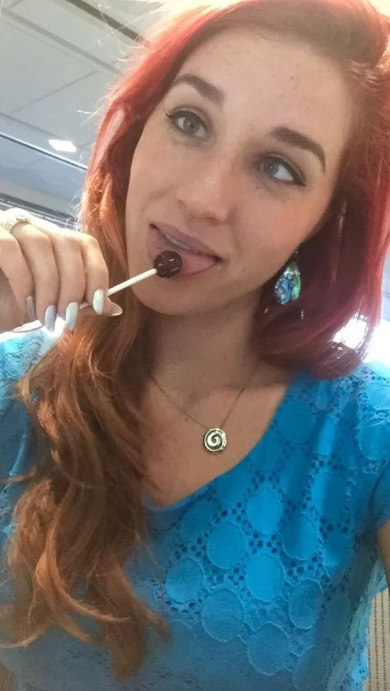 A &Scaron;TO RADE VA&Scaron;E KOLEGICE? Vruće im je i dosadno pa jedino &scaron;to im preostaje je da se slikaju gole