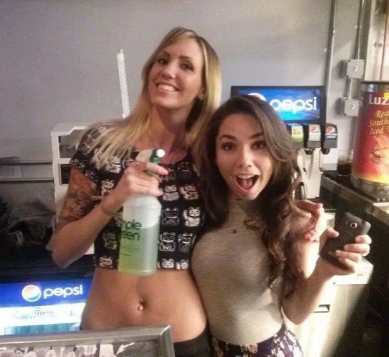 A &Scaron;TO RADE VA&Scaron;E KOLEGICE? Vruće im je i dosadno pa jedino &scaron;to im preostaje je da se slikaju gole