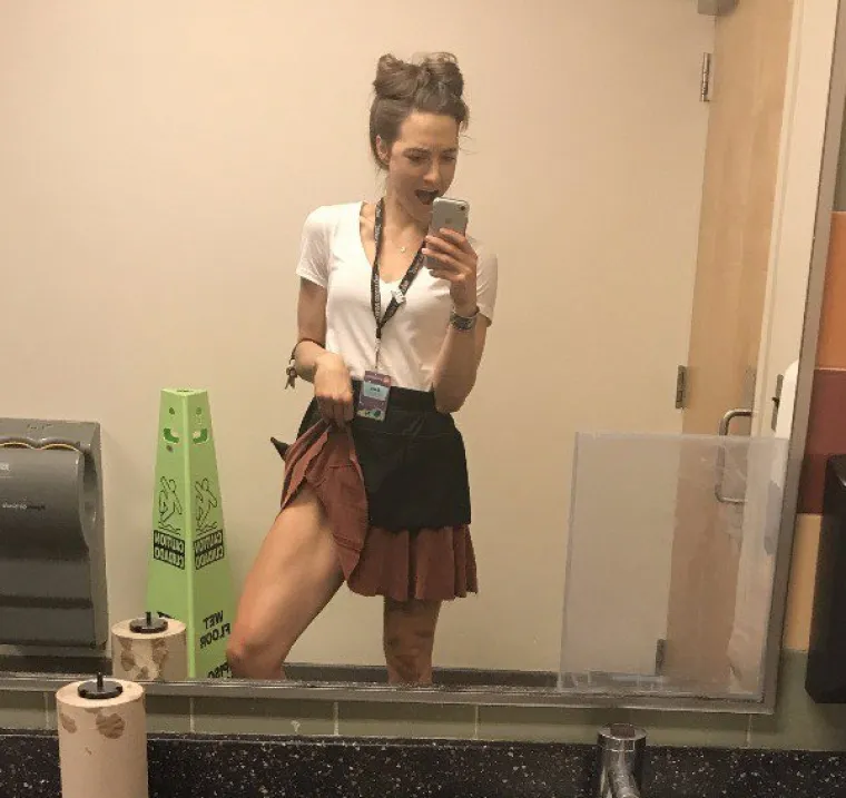 A &Scaron;TO RADE VA&Scaron;E KOLEGICE? Vruće im je i dosadno pa jedino &scaron;to im preostaje je da se slikaju gole