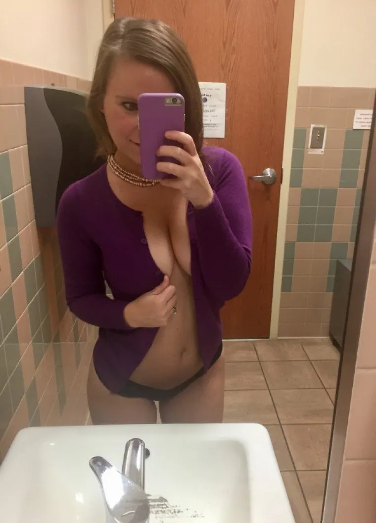 A &Scaron;TO RADE VA&Scaron;E KOLEGICE? Vruće im je i dosadno pa jedino &scaron;to im preostaje je da se slikaju gole