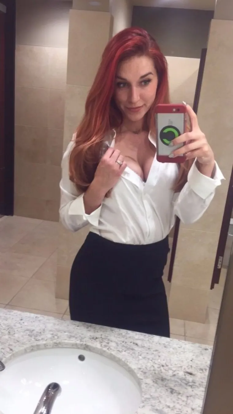 A &Scaron;TO RADE VA&Scaron;E KOLEGICE? Vruće im je i dosadno pa jedino &scaron;to im preostaje je da se slikaju gole