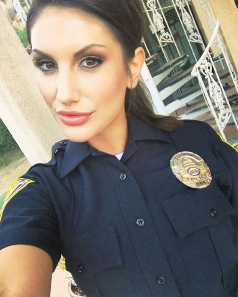 A &Scaron;TO RADE VA&Scaron;E KOLEGICE? Vruće im je i dosadno pa jedino &scaron;to im preostaje je da se slikaju gole