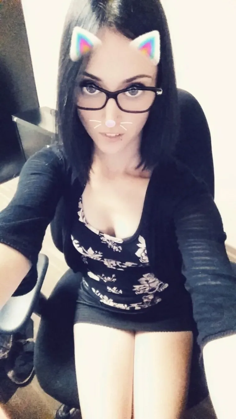 A &Scaron;TO RADE VA&Scaron;E KOLEGICE? Vruće im je i dosadno pa jedino &scaron;to im preostaje je da se slikaju gole