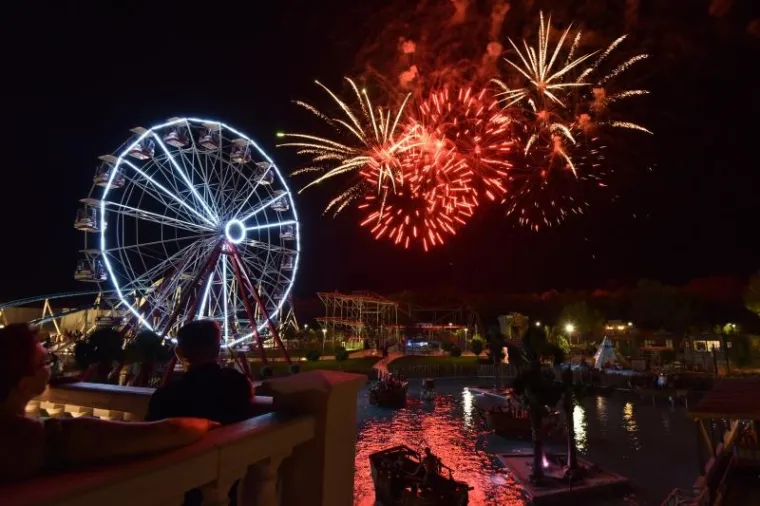 LANA JURČEVIĆ U VRUĆEM IZDANJU ZAČINILA OTVARANJE ZABAVNOG PARKA: Svi su gledali u nju, a ne u vatromet