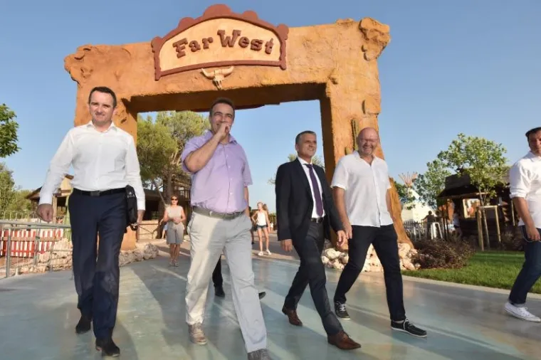 LANA JURČEVIĆ U VRUĆEM IZDANJU ZAČINILA OTVARANJE ZABAVNOG PARKA: Svi su gledali u nju, a ne u vatromet