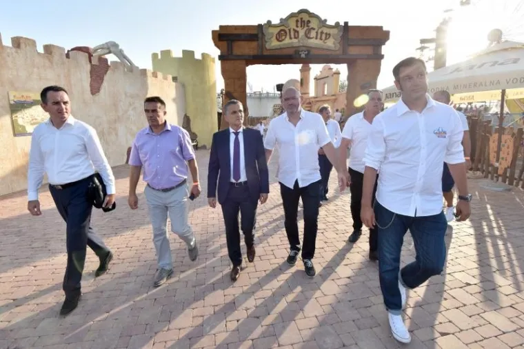 LANA JURČEVIĆ U VRUĆEM IZDANJU ZAČINILA OTVARANJE ZABAVNOG PARKA: Svi su gledali u nju, a ne u vatromet