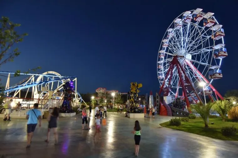 LANA JURČEVIĆ U VRUĆEM IZDANJU ZAČINILA OTVARANJE ZABAVNOG PARKA: Svi su gledali u nju, a ne u vatromet