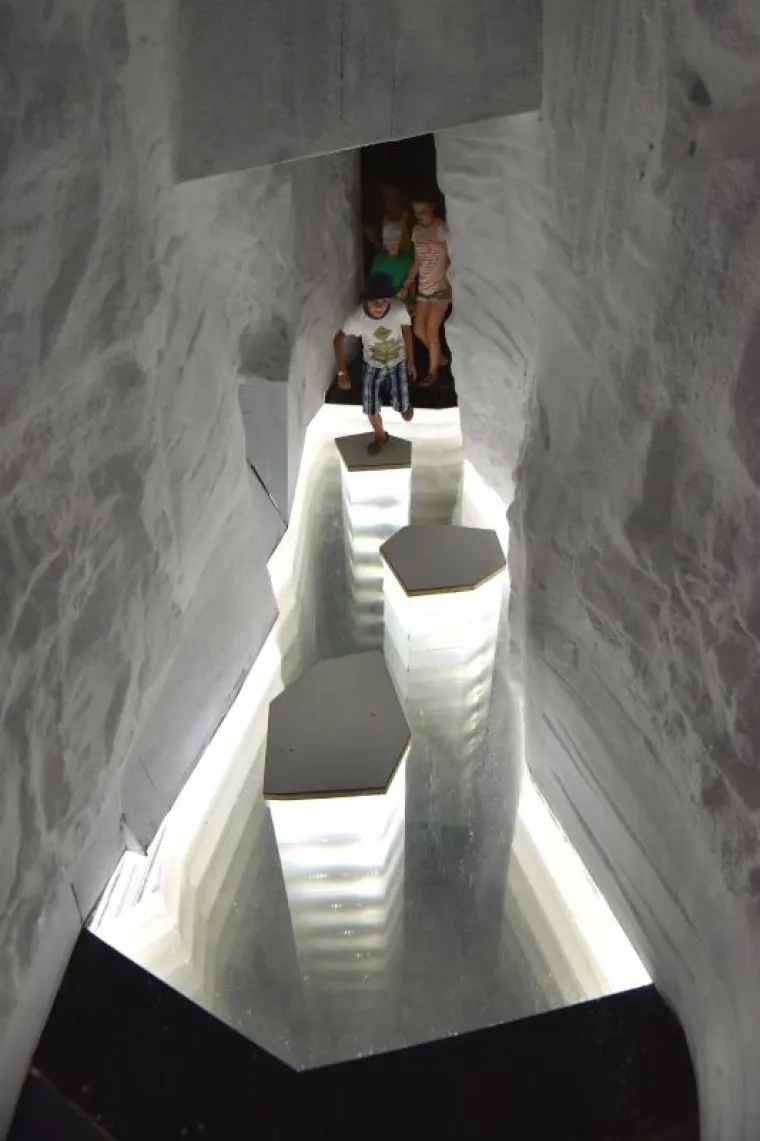 LANA JURČEVIĆ U VRUĆEM IZDANJU ZAČINILA OTVARANJE ZABAVNOG PARKA: Svi su gledali u nju, a ne u vatromet