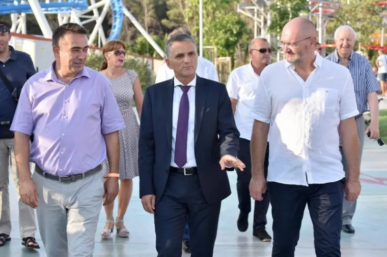 LANA JURČEVIĆ U VRUĆEM IZDANJU ZAČINILA OTVARANJE ZABAVNOG PARKA: Svi su gledali u nju, a ne u vatromet