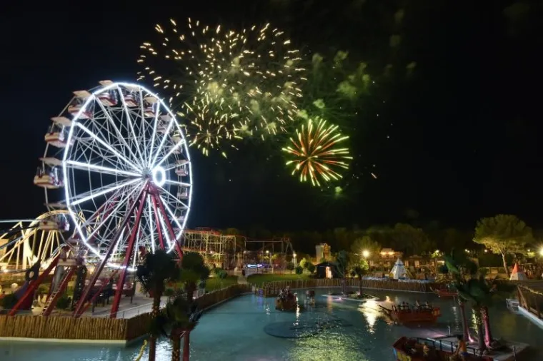 LANA JURČEVIĆ U VRUĆEM IZDANJU ZAČINILA OTVARANJE ZABAVNOG PARKA: Svi su gledali u nju, a ne u vatromet