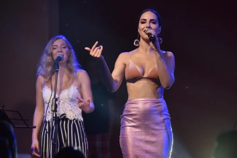 LANA JURČEVIĆ U VRUĆEM IZDANJU ZAČINILA OTVARANJE ZABAVNOG PARKA: Svi su gledali u nju, a ne u vatromet