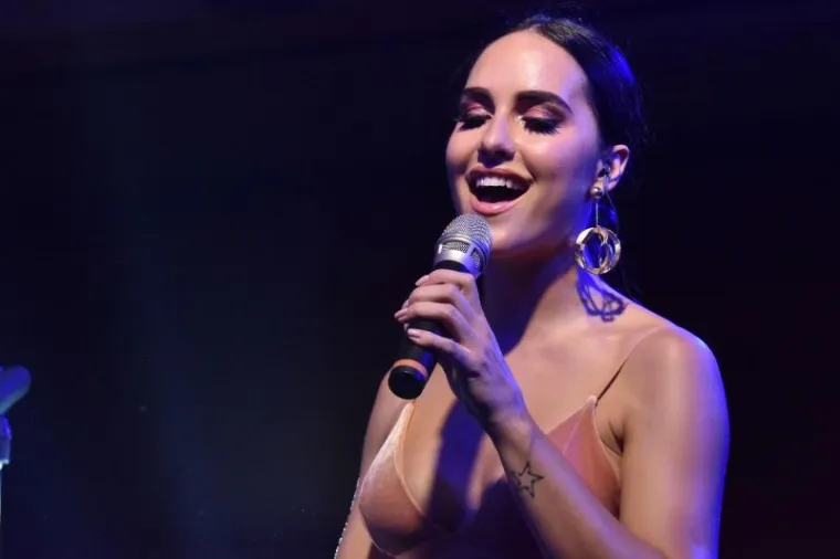 LANA JURČEVIĆ U VRUĆEM IZDANJU ZAČINILA OTVARANJE ZABAVNOG PARKA: Svi su gledali u nju, a ne u vatromet