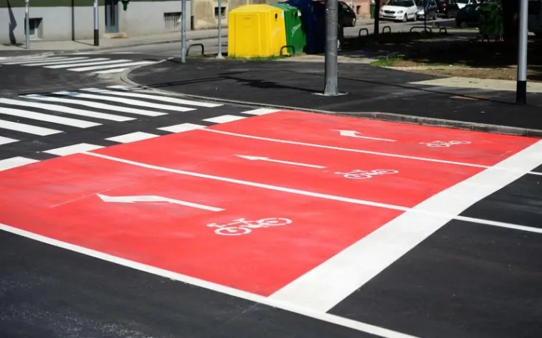 Prema novoj regulaciji prometa u Kranjčevićevoj ulici, koja je nakon obnove pu&scaron;tena u promet, biciklisti će se moći kretati kolnikom jednako kao i vozači automobila. Odnosno, biciklisti dobivaju posebno označen prostor. Prostor na koji se automobilom - ne smije, a preporučena brzina vožnje je 30 km/h.