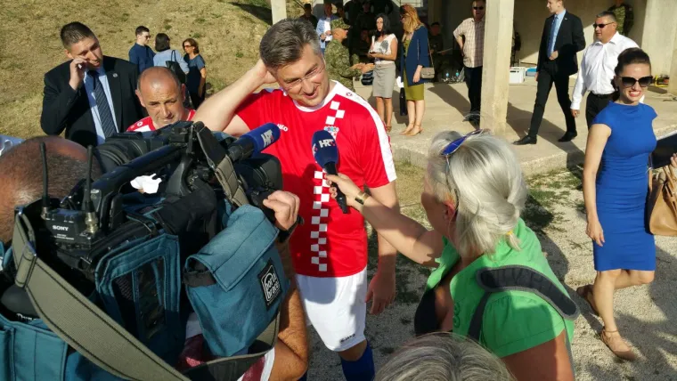 Revijalna utakmica ministara i branitelja: Plenković u dresu