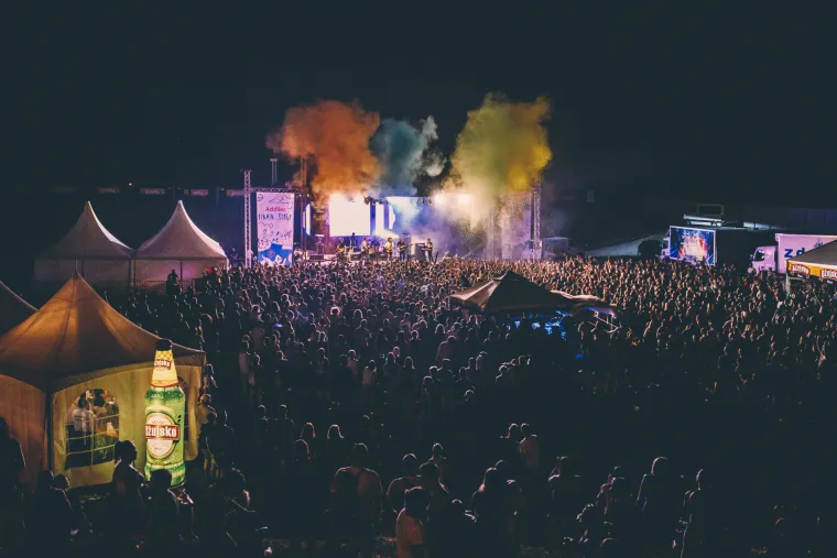 Na Orahovačkom jezeru jučer je započeo jubilarni, 10. Ferragosto JAM.  Od utorka na festivalsku lokaciju pristižu tisuće mladih koji će do nedjelje tulumariti na najvećem slavonskom festivalu, poznatom po izuzetno opu&scaron;tenoj atmosferi koja danonoćno vlada oko jezera.