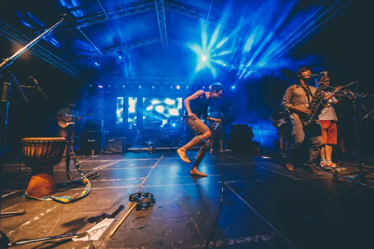 Na Orahovačkom jezeru jučer je započeo jubilarni, 10. Ferragosto JAM.  Od utorka na festivalsku lokaciju pristižu tisuće mladih koji će do nedjelje tulumariti na najvećem slavonskom festivalu, poznatom po izuzetno opu&scaron;tenoj atmosferi koja danonoćno vlada oko jezera.