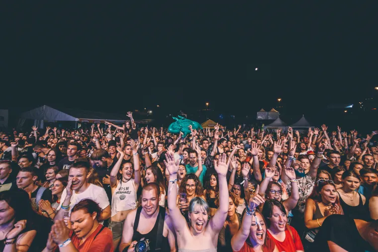 Na Orahovačkom jezeru jučer je započeo jubilarni, 10. Ferragosto JAM.  Od utorka na festivalsku lokaciju pristižu tisuće mladih koji će do nedjelje tulumariti na najvećem slavonskom festivalu, poznatom po izuzetno opu&scaron;tenoj atmosferi koja danonoćno vlada oko jezera.