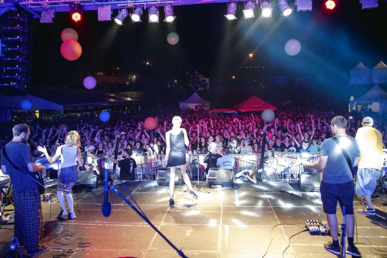 Na Orahovačkom jezeru jučer je započeo jubilarni, 10. Ferragosto JAM.  Od utorka na festivalsku lokaciju pristižu tisuće mladih koji će do nedjelje tulumariti na najvećem slavonskom festivalu, poznatom po izuzetno opu&scaron;tenoj atmosferi koja danonoćno vlada oko jezera.