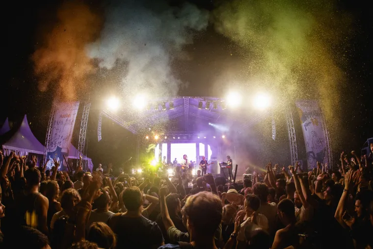 Na Orahovačkom jezeru jučer je započeo jubilarni, 10. Ferragosto JAM.  Od utorka na festivalsku lokaciju pristižu tisuće mladih koji će do nedjelje tulumariti na najvećem slavonskom festivalu, poznatom po izuzetno opu&scaron;tenoj atmosferi koja danonoćno vlada oko jezera.