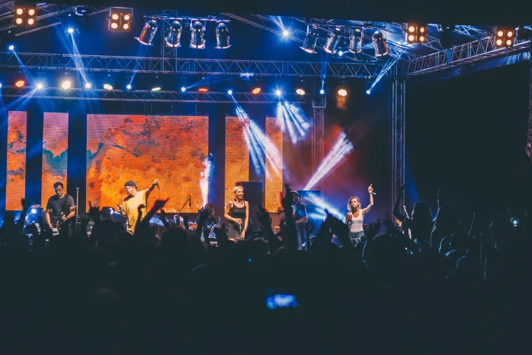 Na Orahovačkom jezeru jučer je započeo jubilarni, 10. Ferragosto JAM.  Od utorka na festivalsku lokaciju pristižu tisuće mladih koji će do nedjelje tulumariti na najvećem slavonskom festivalu, poznatom po izuzetno opu&scaron;tenoj atmosferi koja danonoćno vlada oko jezera.