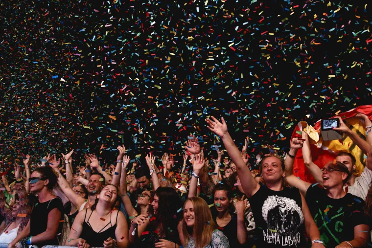 Na Orahovačkom jezeru jučer je započeo jubilarni, 10. Ferragosto JAM.  Od utorka na festivalsku lokaciju pristižu tisuće mladih koji će do nedjelje tulumariti na najvećem slavonskom festivalu, poznatom po izuzetno opu&scaron;tenoj atmosferi koja danonoćno vlada oko jezera.