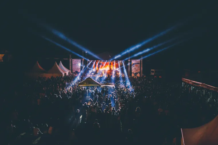 Na Orahovačkom jezeru jučer je započeo jubilarni, 10. Ferragosto JAM.  Od utorka na festivalsku lokaciju pristižu tisuće mladih koji će do nedjelje tulumariti na najvećem slavonskom festivalu, poznatom po izuzetno opu&scaron;tenoj atmosferi koja danonoćno vlada oko jezera.