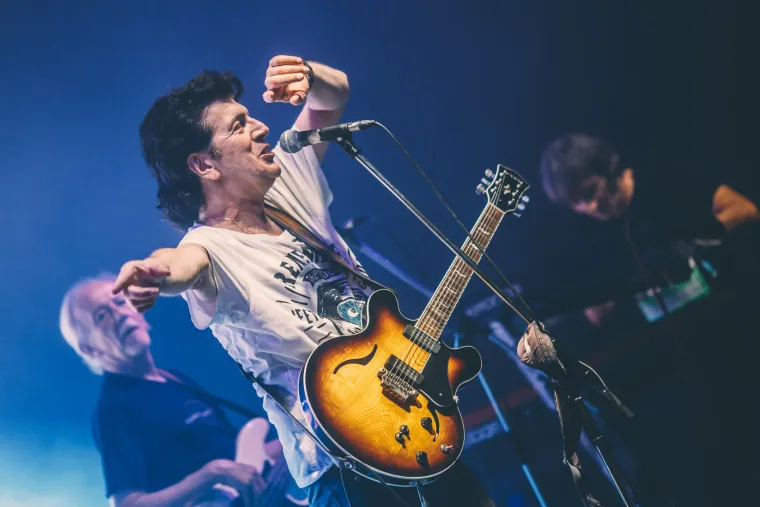 Na Orahovačkom jezeru jučer je započeo jubilarni, 10. Ferragosto JAM.  Od utorka na festivalsku lokaciju pristižu tisuće mladih koji će do nedjelje tulumariti na najvećem slavonskom festivalu, poznatom po izuzetno opu&scaron;tenoj atmosferi koja danonoćno vlada oko jezera.