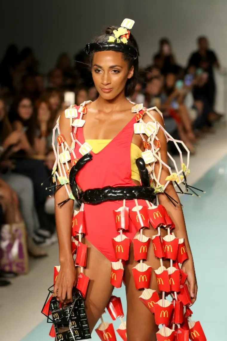 Napravljena je od 7.000 vrećica (papirića) za burgere i sendviče, 2.800 kutijica za pržene krumpiriće, 2.800 slamčica, 825 plastičnih ča&scaron;a za sokove, 225 kutija Happy Meal-a, 2.900 kutija za burgere i sendviče, 1.000 vrećica za umake i 250 to go vrećica.