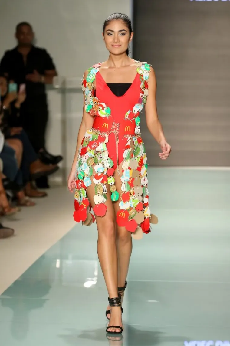 Jeste li se ikad pitali kako bi, da postoji, izgledala McDonald's modna kolekcija? Genijalno, naravno