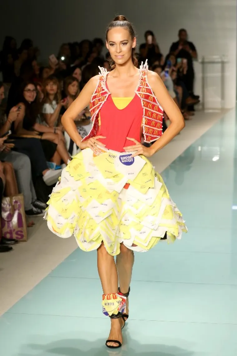 Jeste li se ikad pitali kako bi, da postoji, izgledala McDonald's modna kolekcija? Genijalno, naravno