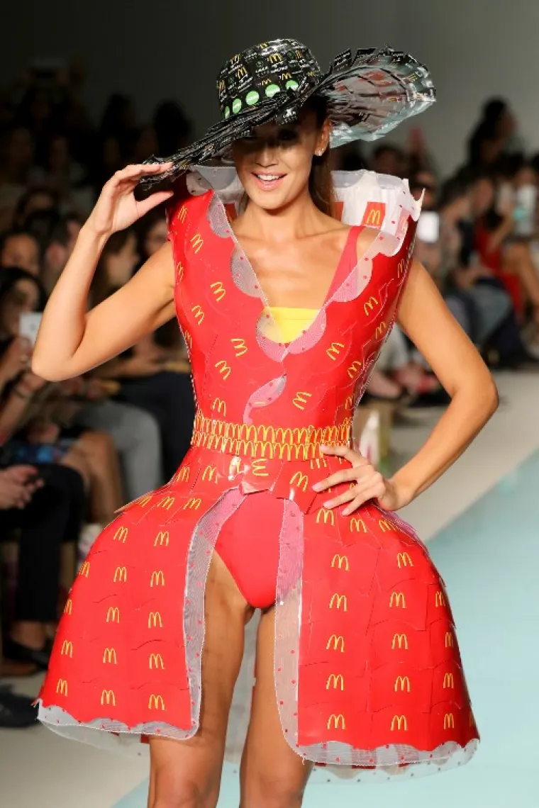 Jeste li se ikad pitali kako bi, da postoji, izgledala McDonald's modna kolekcija? Genijalno, naravno